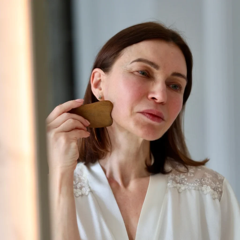 drewniana płytka kamień Gua Sha, masaż twarzy płytką gua sha