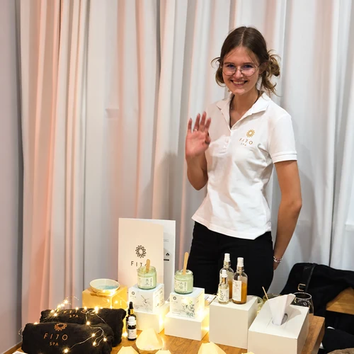 ambasadorka FITO SPA przy stoisku, otwarcie sora spa
